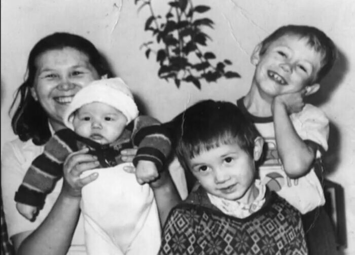 Язиля Калимова с детьми.