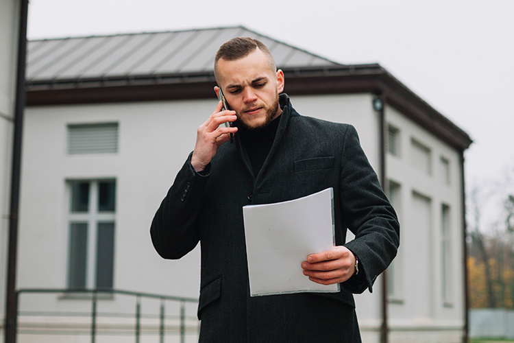    Уже десяток лет на рынке жилья, помимо застройщиков, банков и покупателей, присутствует и еще один весомый игрок. Это агенты недвижимости, или, как их называть привычнее, риелторы.   
Фото: freepik.com