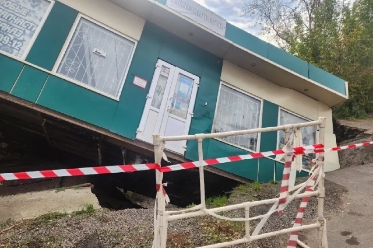    Порыв трубы стал причиной обрушения склона на улице Никитина в Красноярске