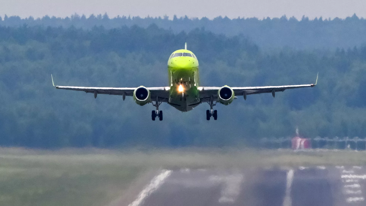 Пассажирский самолёт Embraer/© Sputnik / Илья Наймушин