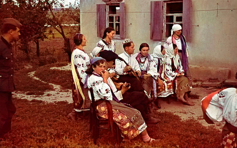 Фотография (скорее всего, постановочная), сделанная немцами в Полтаве в сентябре 1941 года. Атрибуция исходного фото - Bundesarchiv, Bild 169-0160 / CC-BY-SA 3.0.