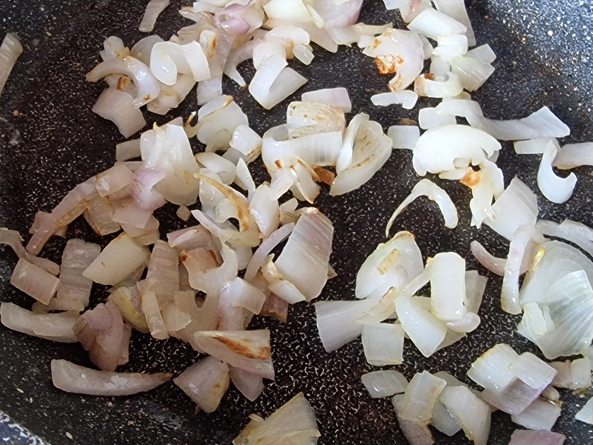 фото автора: лук я поджарила на сковородке, сюда же добавила измельченный имбирь и чеснок. 