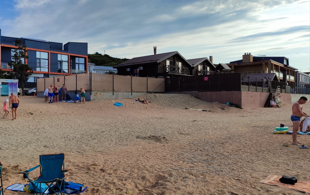 Гостевые дома расположены прямо начиная с первой линии. Как видите даже в июле на пляже немноголюдно.