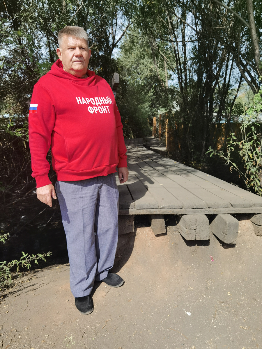 Сергей Белоусов мужчина не мелкий, и он стоит вплотную к мостику. Так можно оценить высоту, на которую надо взбираться