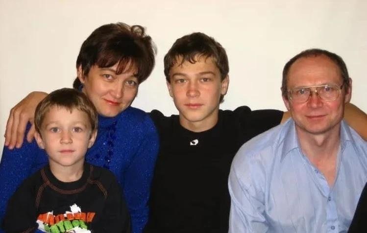    Юра Борисов с братом и родителями
