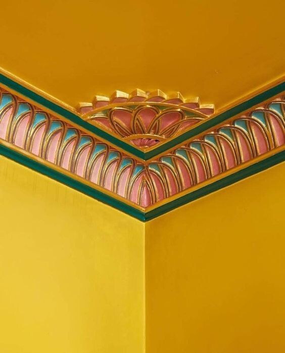 Орнамент вышел замечательный, как во дворцах. Повезет тому, кто купит этот дом. Здесь есть дух Фредди Меркьюри