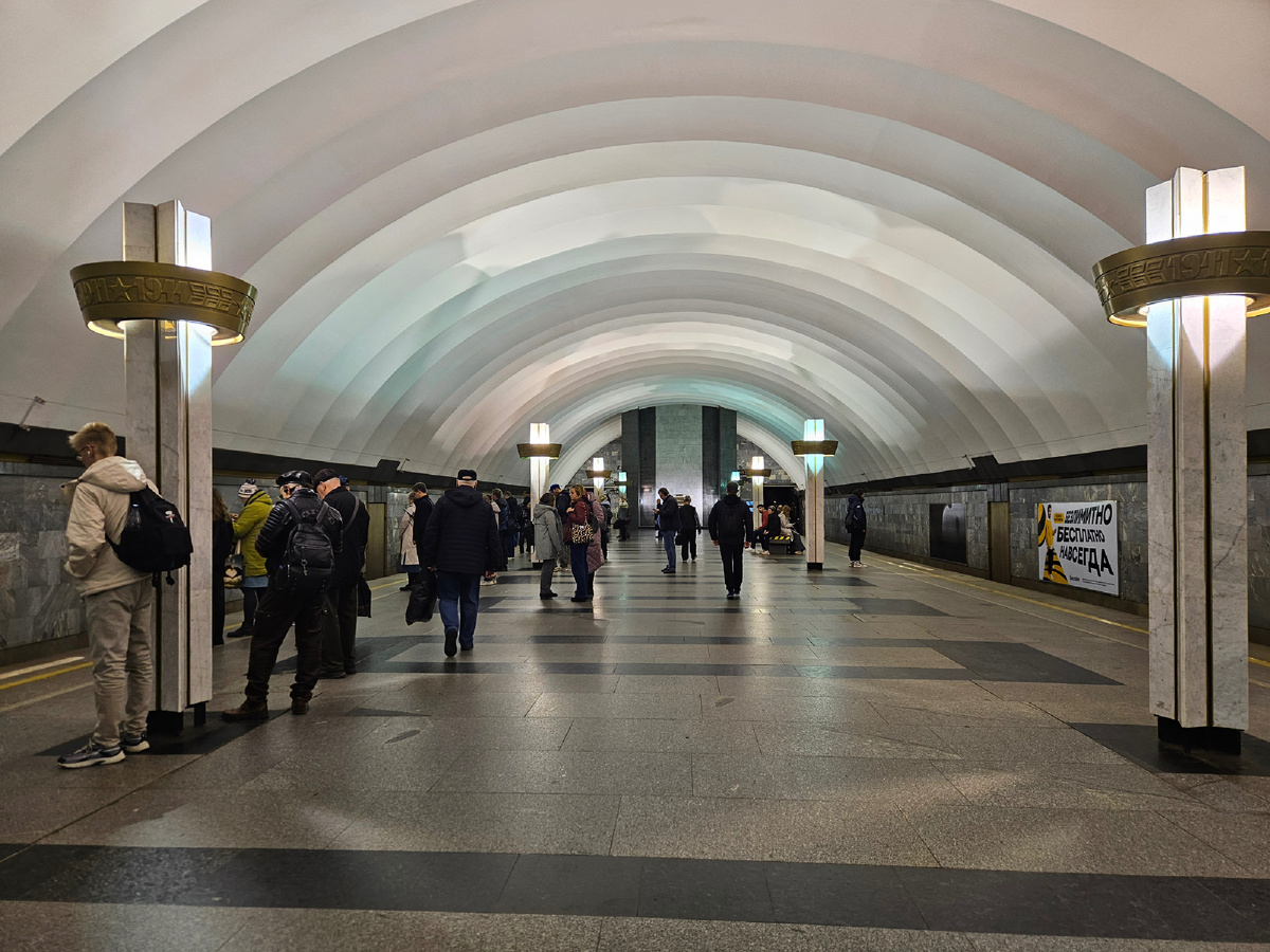 Ладожская. Жду второй поезд, так как первый был забит