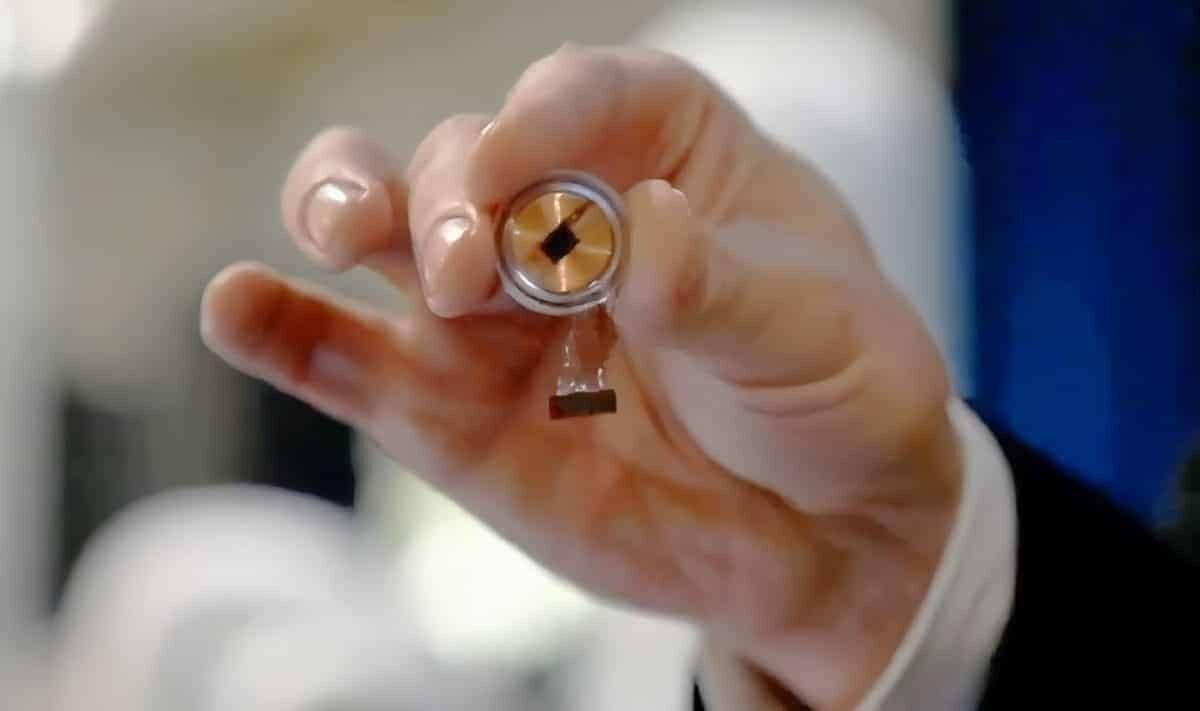    Имплантат Neuralink / © Neuralink