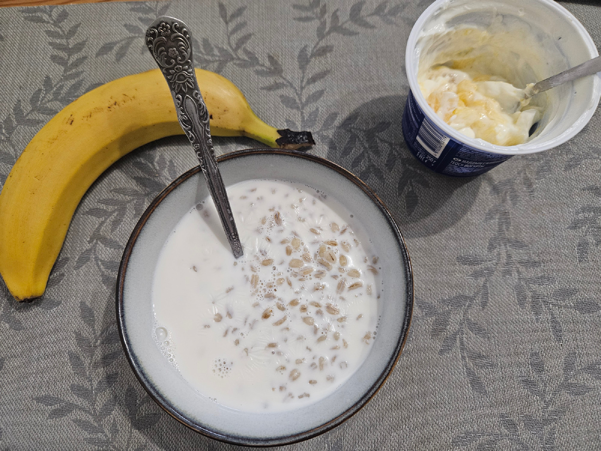 Опять перловка с молоком. Муж такое не ест - говорит, что в армии на всю жизнь наелся.