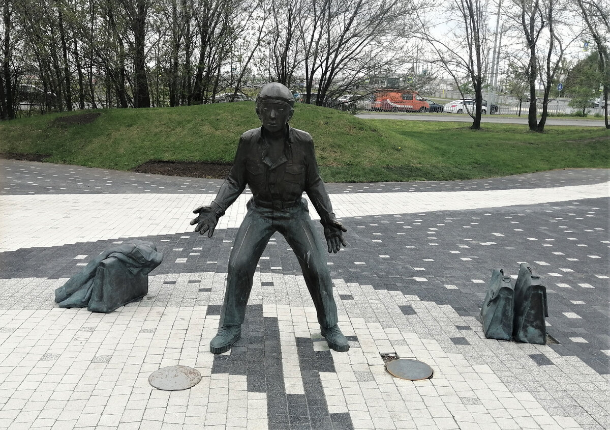 Скульптура «Мальчишки, играющие в футбол» в Казани. Источник — dzen.ru/pa_myatnik