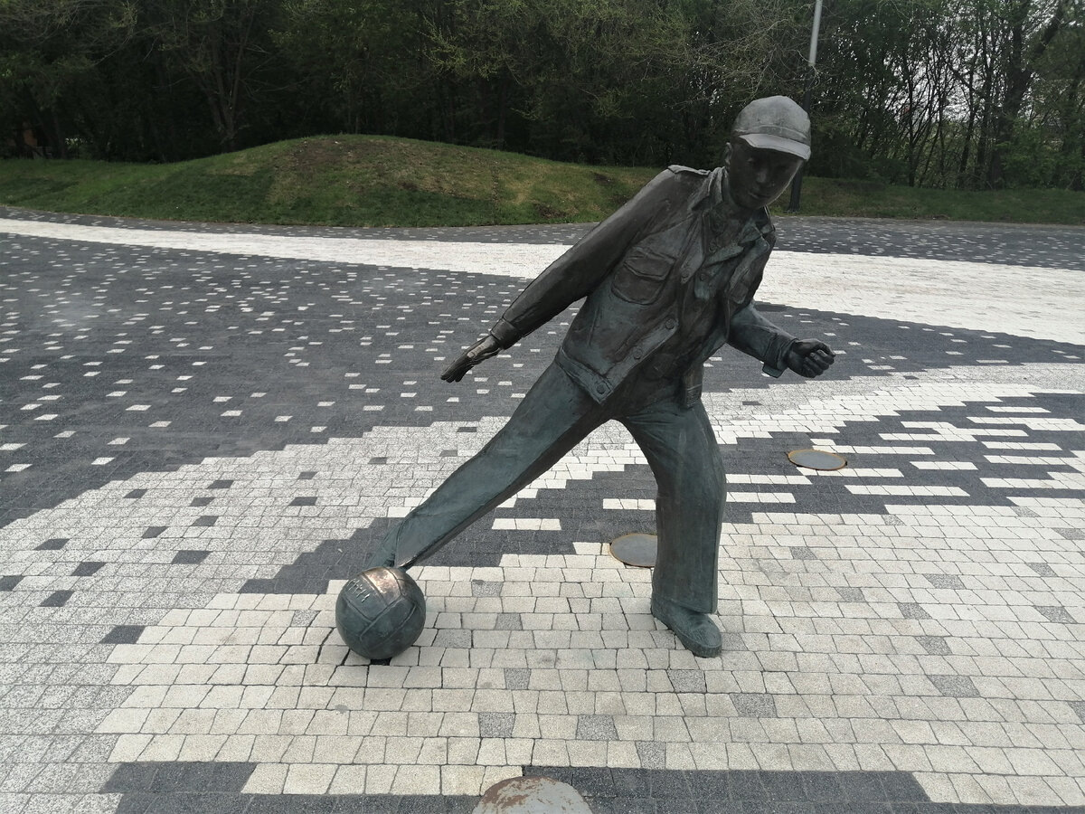 Скульптура «Мальчишки, играющие в футбол» в Казани. Источник — dzen.ru/pa_myatnik