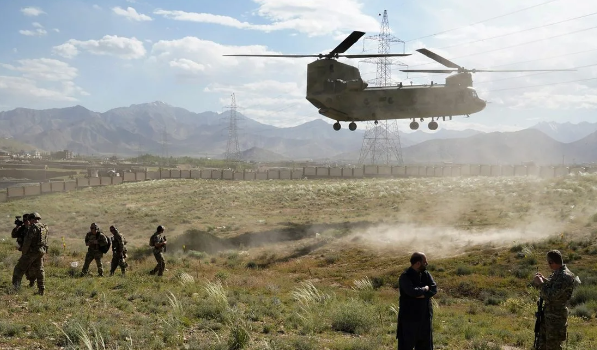 Chinook CH-47 из американских вертолётов чаще всего становился жертвой РПГ-7. И в случае с морскими котиками под раздачу попал тоже он. Фото АР