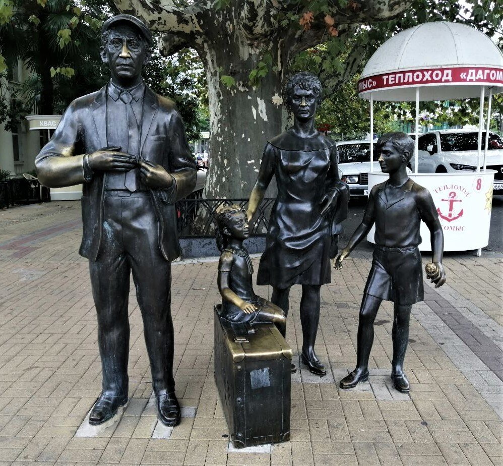 Памятник героям комедии «Бриллиантовая рука» в Сочи. Источник — dzen.ru/pa_myatnik