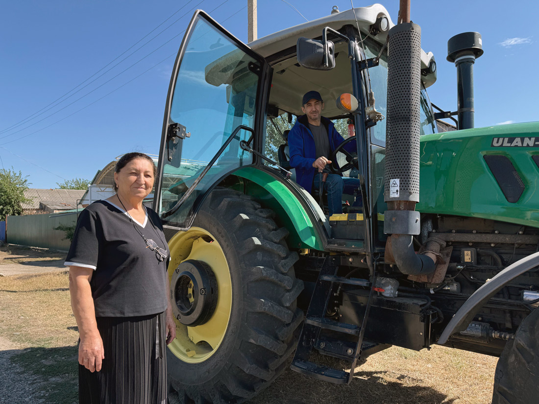 Светлана Макаова и ее сын Ахмед готовятся к уборке урожая. Фото автора.