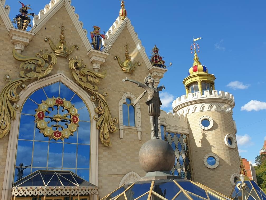 Маленький принц на крыше казанского кукольного театра