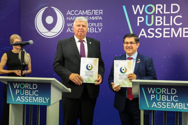 Россия. Москва. Генеральный секретарь Ассамблеи народов Евразии и Африки, генеральный директор Евразийского рейтингового агентства (ЕРА) Андрей Бельянинов (слева) во время подписания соглашения на Первой Всемирной общественной ассамблее "Новый мир осознанного единства" в Центре международной торговли. Виктор Чернышов/Пресс служба форума