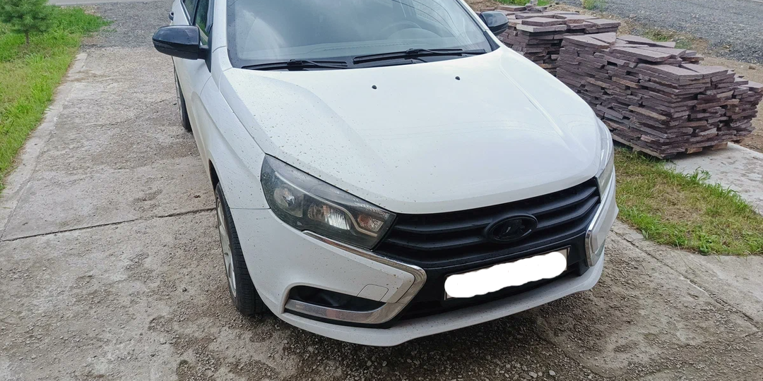 Поехал к дилеру Лада, оценить Весту 2017 года (89.000 км). Думал взять новую Гранту, но за "пустую" тачку просят 900.000 рублей