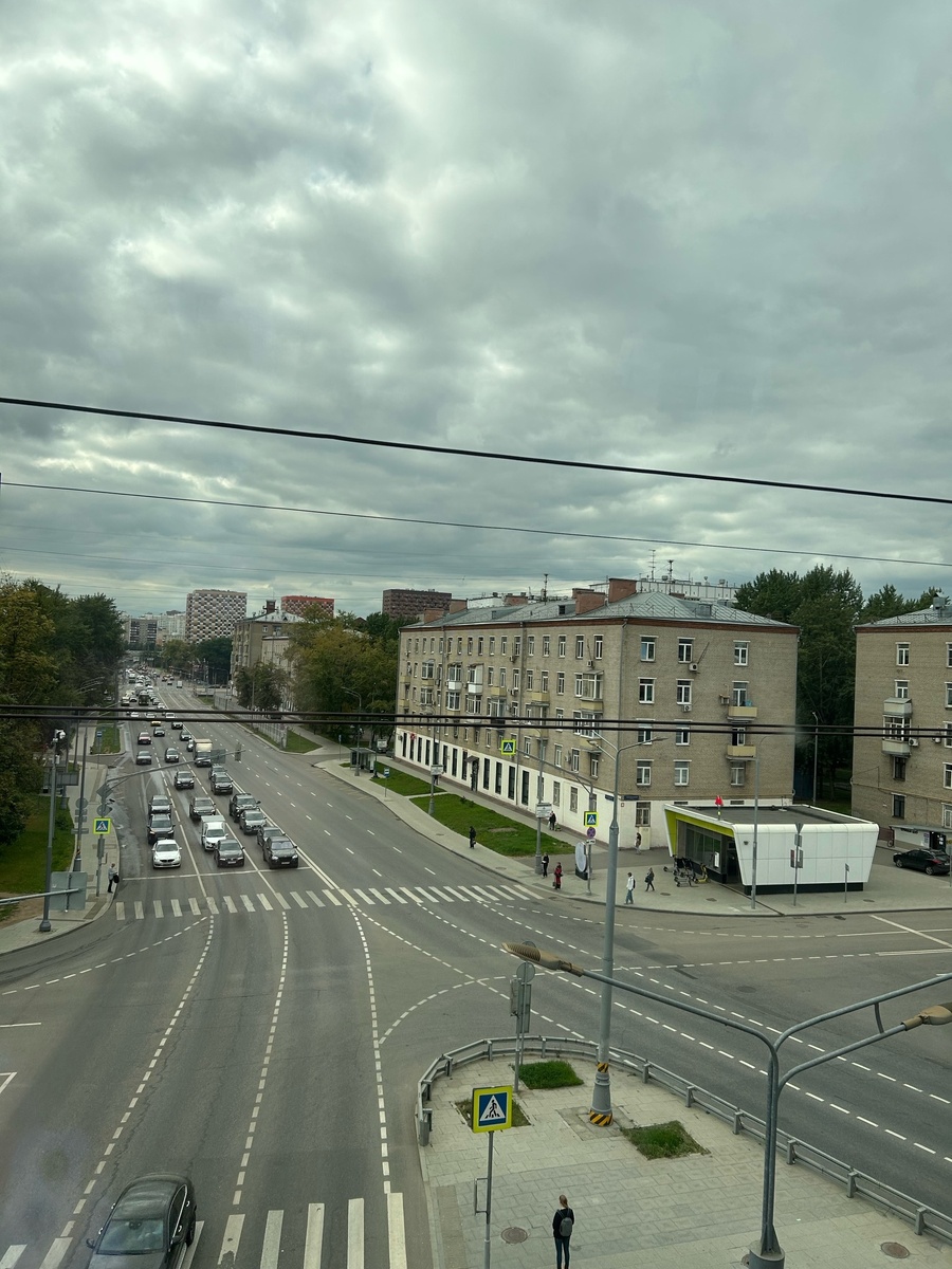 Ехали мы примерно в обед и я не заметила много транспорта на дорогах.