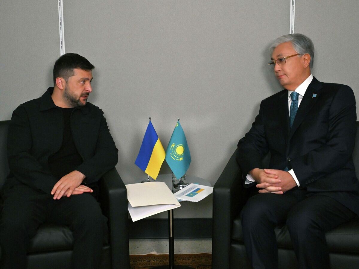    Президент Казахстана Касым-Жомарт Токаев и Владимир Зеленский во время встречи на полях 80-й сессии Генеральной Ассамблеи ООН© Фото : пресс-служба президента Казахстана