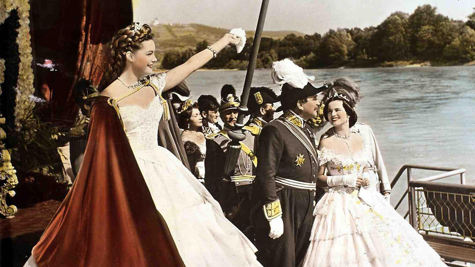 В 1955-1957 годах сыграла австрийскую императрицу Елизавету в трилогии Эрнста Маришки «Сисси». Эта роль принесла ей мировое признание. Однако, опасаясь стать актрисой одной роли, Роми Шнайдер отказалась от съемок в четвертом фильме.📷Фото: FilmPublicityArchive / United Archives / Getty Images