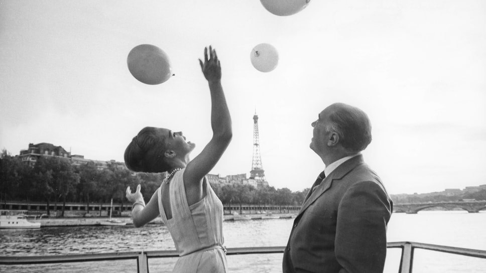 Роми Шнайдер с продюсером Карло Понти во время прогулки на лодке по Сене в честь выхода фильма «Боккаччо-70», в котором она сыграла одну из главных ролей .📷Фото: Getty Images