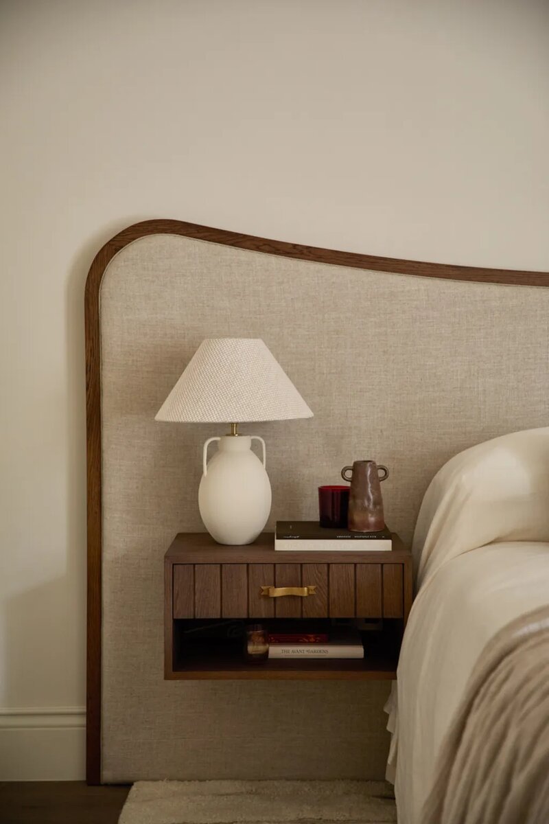 Изогнутое изголовье в  спальне