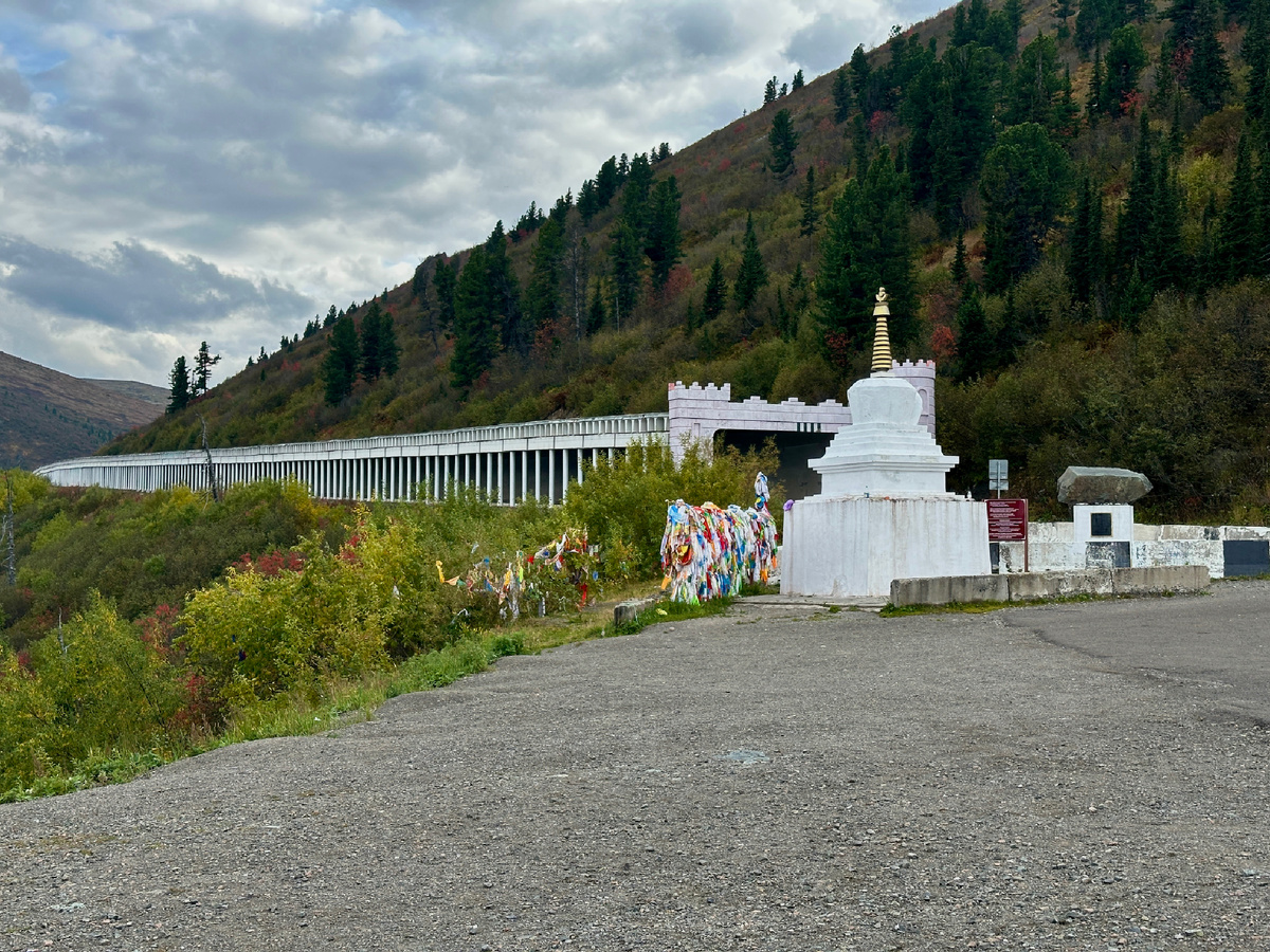 «Полка» - это противолавинная галерея, расположенная на трассе М 54 Абакан — Кызыл. Уникальное инженерное сооружение, которое защищает федеральную трассу Р-257 от снежных лавин, которые могут сходить до десяти раз в сутки. Считается самой длинной в России.
