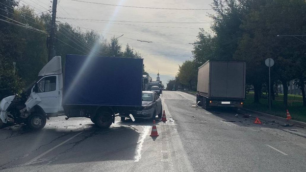    Водитель «Газели» пострадал в тройном ДТП на Ломоносова