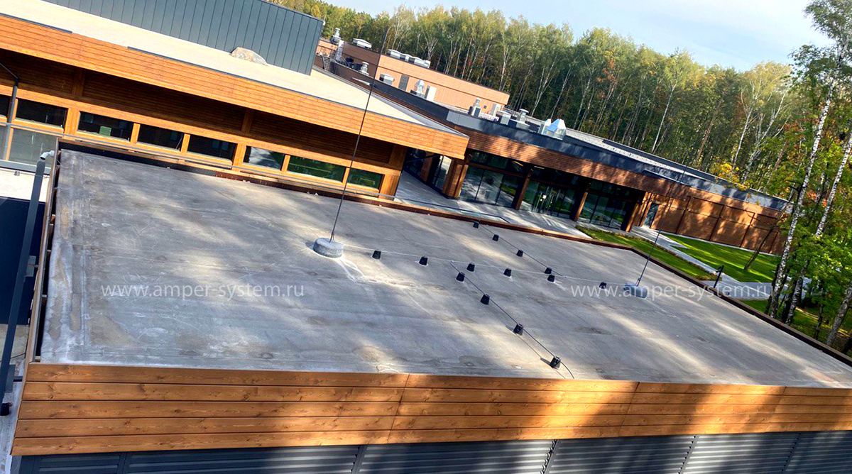 Система не гасит молнию, а становится для неё безопасным тоннелем, ведущим от крыши в землю.