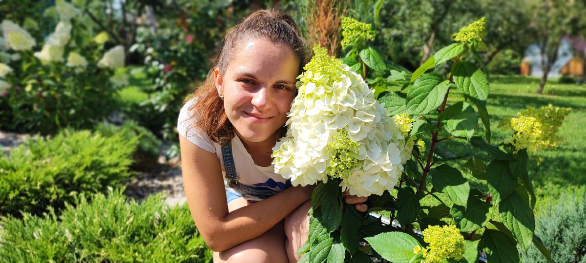 Готовим теплицу к черенкованию растений прямо на грядках.

Мы уже начали загружать серию прошлогодних роликов для позднего осеннего и зимнего черенкования, посмотреть можно у меня в Max: https://max.ru/elena_kuznetsova_89

Показали, как создаём влажность в нашей теплице для черенкования растений прямо в грядках. Дальше будем регулировать температуру, т.к. это очень важно для черенков.

Для успешного черенкования самое главное - это лёгкий грунт, повышенная влажность и идеальная температура.