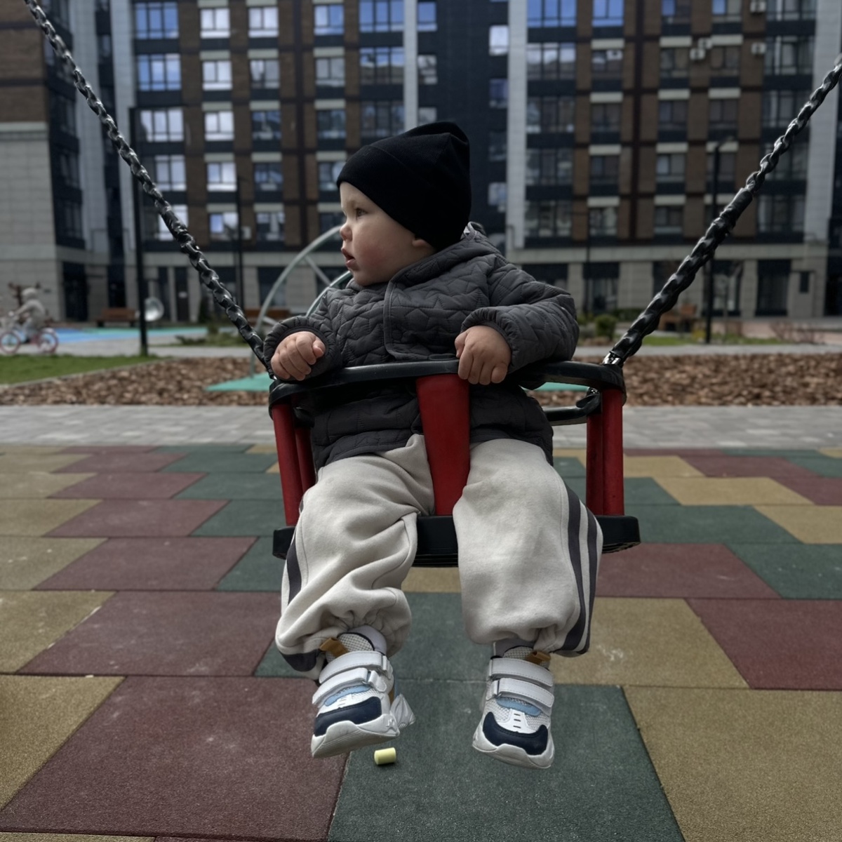 В нашем случае курток больше: серая, бежевая, черная ветровка без подклада, и плюшевая куртка черпак на теплую погоду.