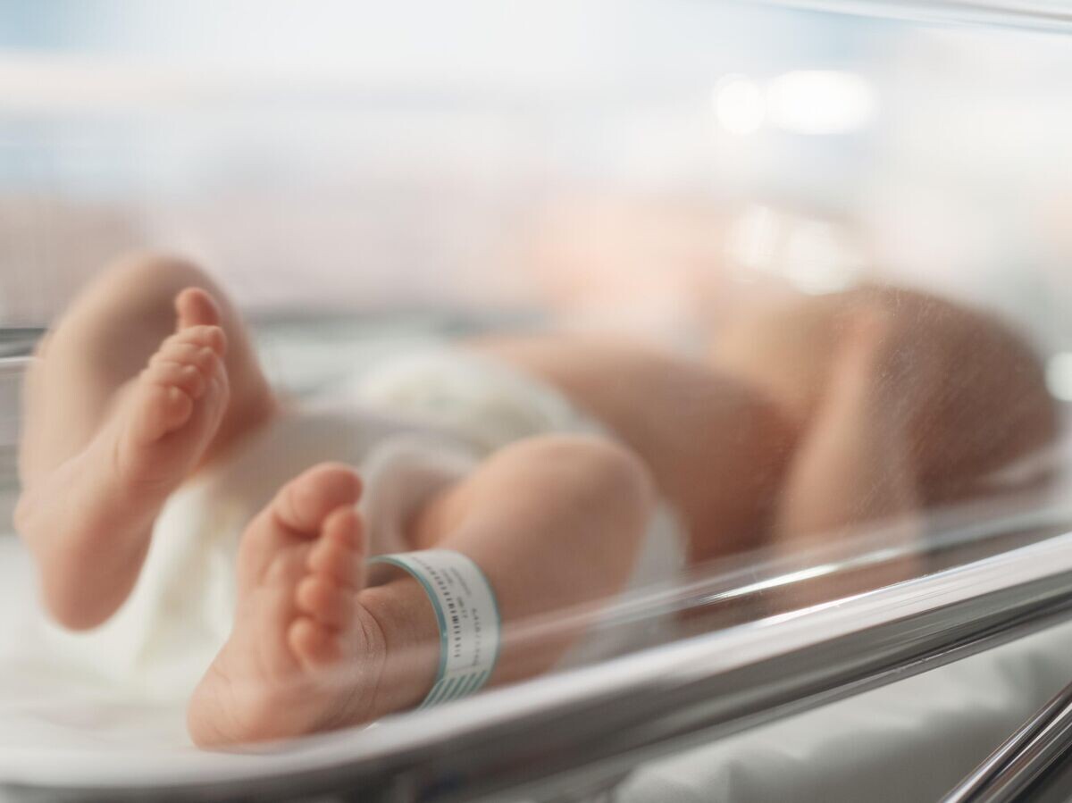    Новорожденный в роддоме© iStock.com / gorodenkoff