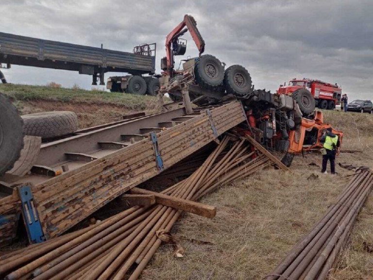    В Переволоцком районе опрокинулся грузовик с металлическими трубами Оренбуржье