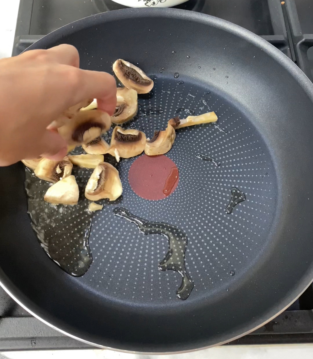 Шампиньоны выложить в разогретую с маслом сковороду.