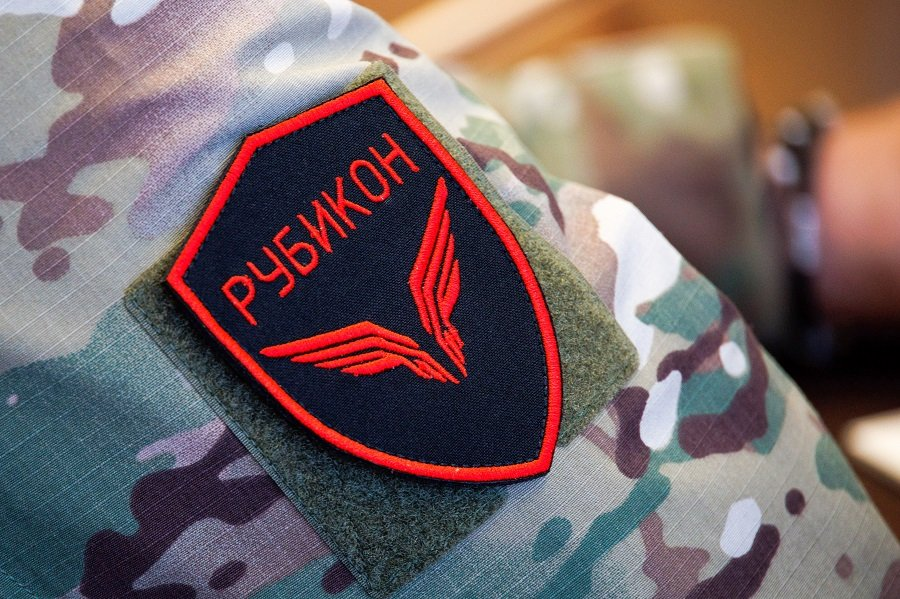 Шеврон на форме военнослужащего центра перспективных беспилотных технологий Минобороны России "Рубикон" - Фото: Вадим Савицкий/ТАСС