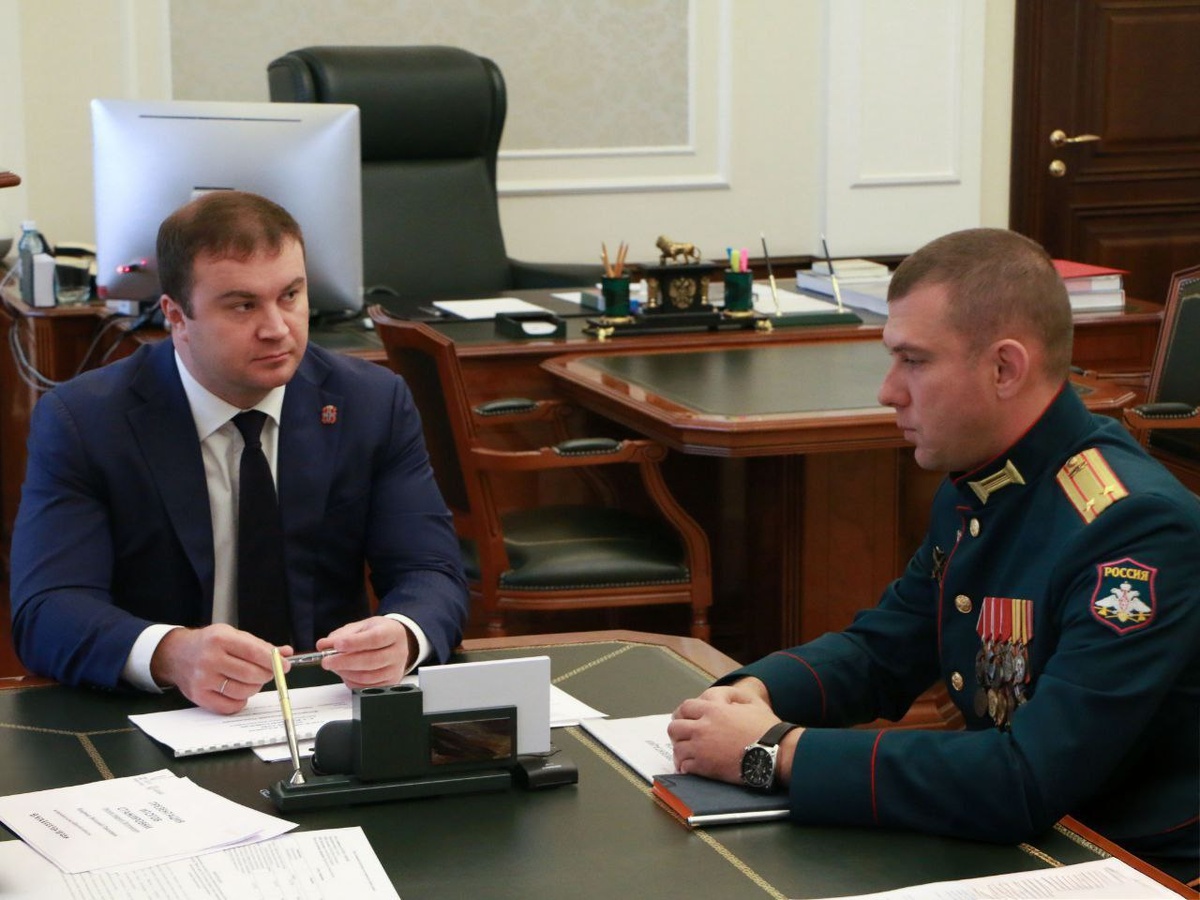 Виталий Хоценко провел рабочую встречу с участником президентской программы «Время героев» Кириллом Лесковым.  Фото: предоставлено пресс-службой губернатора и правительства Омской области