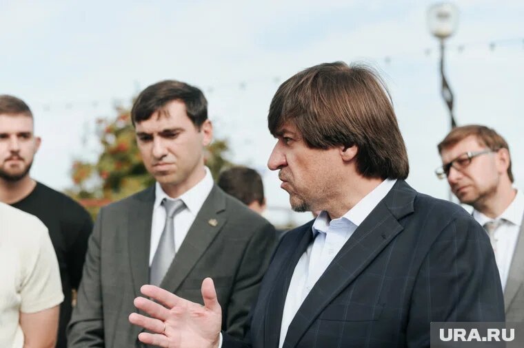 Глава Тюмени вышел на переговоры к протестующим против строительства теплотрассы. Фото: Никита Сабашников © URA.RU