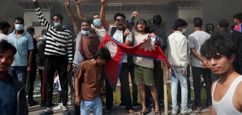 Прстестующее население Непала с национальным флагом 9 сентября 2025 г.