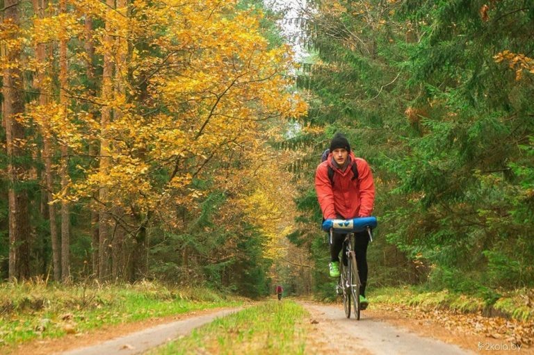 Велосипедист осенью