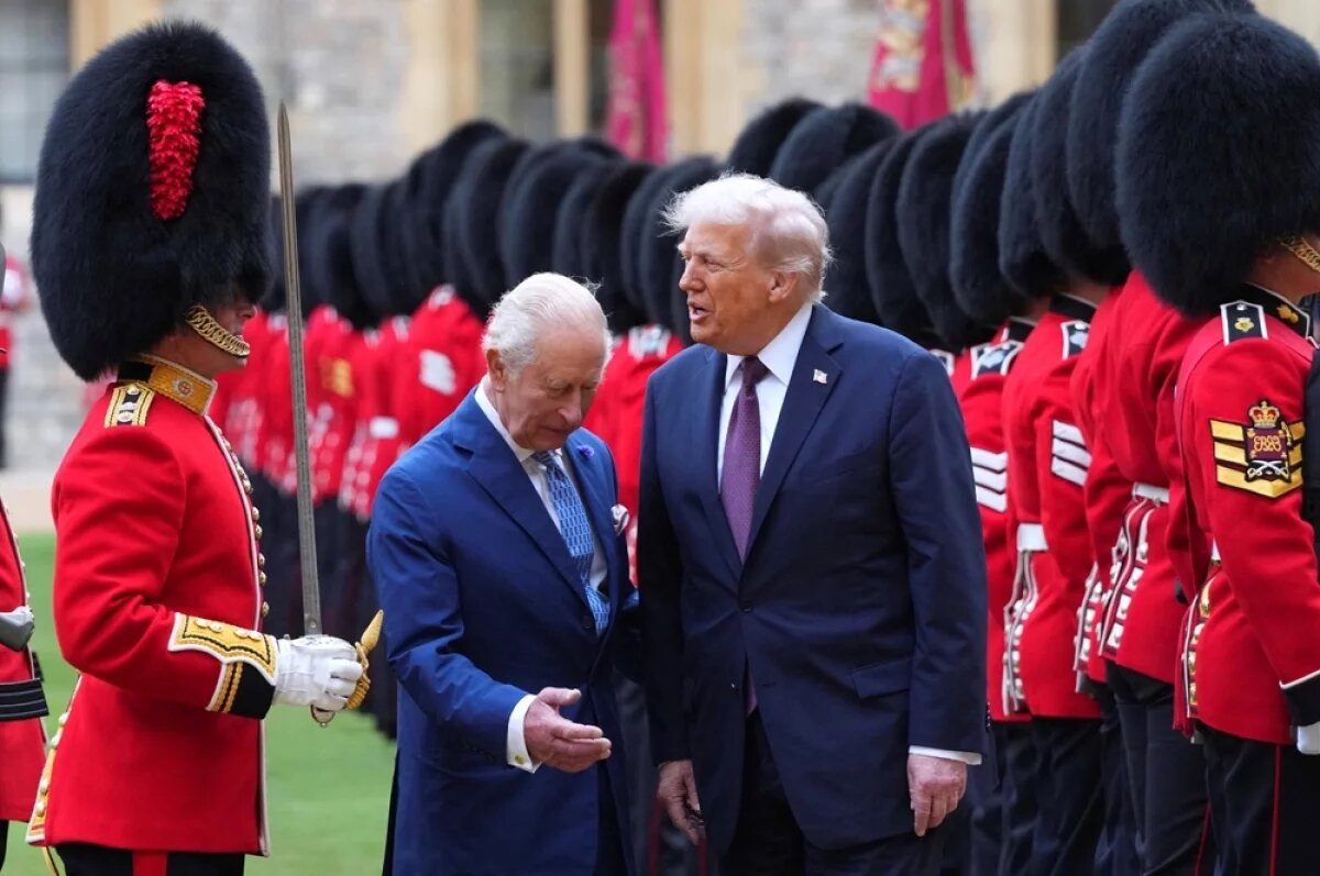    С гвардейцем в мохнатой шапке Трамп беседовал охотнее, чем с королём Карлом.