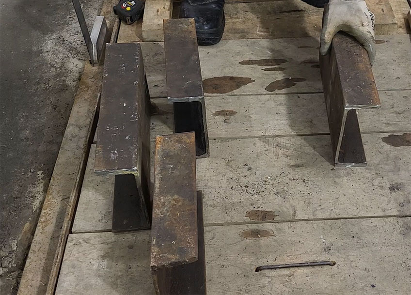 Нарезанные сегменты из швеллера — основа будущей рамы пресса