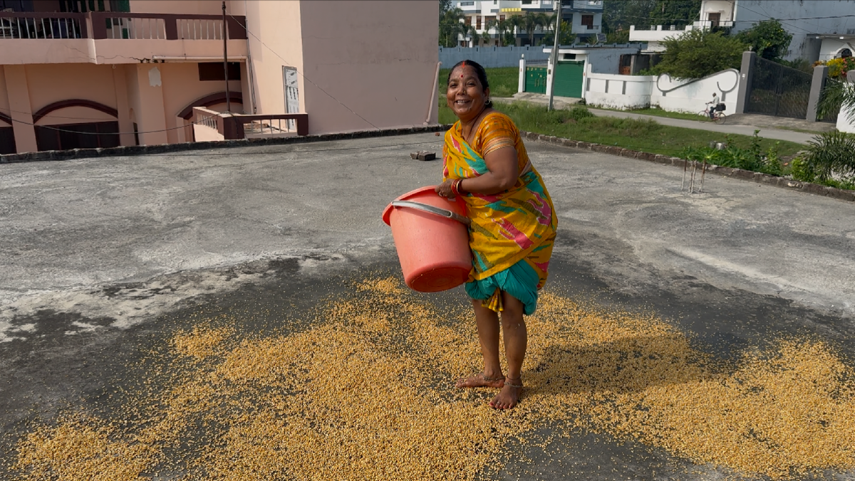 Помощница моет пшеницу