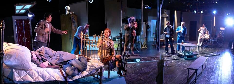 Для тех кто пойдет на спектакль важно понимать что сцена сильно вытянута относительно зрительного зала, от того лучше выбирать места по середине дабы не пришлось сидеть в полооборота (на самом деле все равно придется). Кроме того на крайних местах вас может слепить освещение.