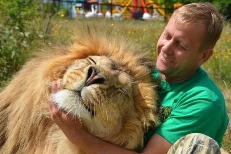 Предпринимателю прокусили шею, но он выжил. Фото: соцсети Олега Зубкова