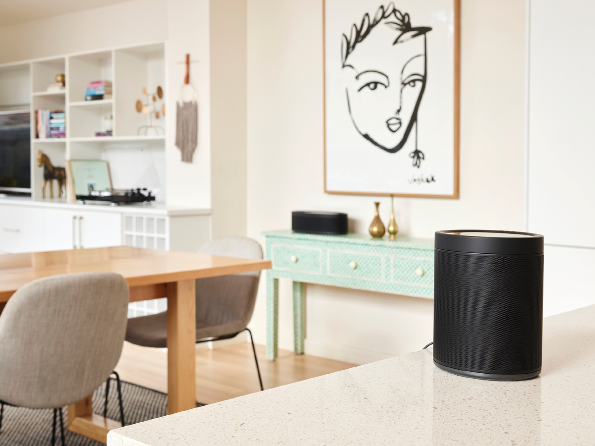 Компоненты системы Yamaha MusicCast в домашнем интерьере: виниловый проигрыватель TT-N503 (на полке слева), колонка WX-051 (по центру), колонка WX-020 (справа)