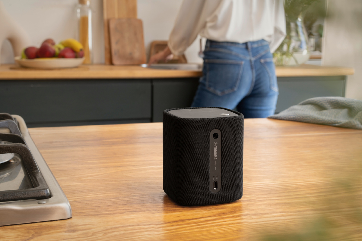 Беспроводная колонка Yamaha WS-B1A на кухне