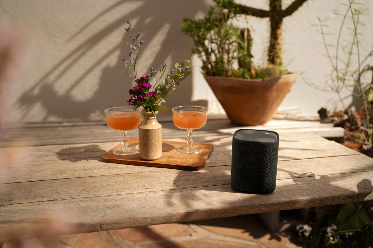 Беспроводная колонка Yamah WX-B1A на террасе