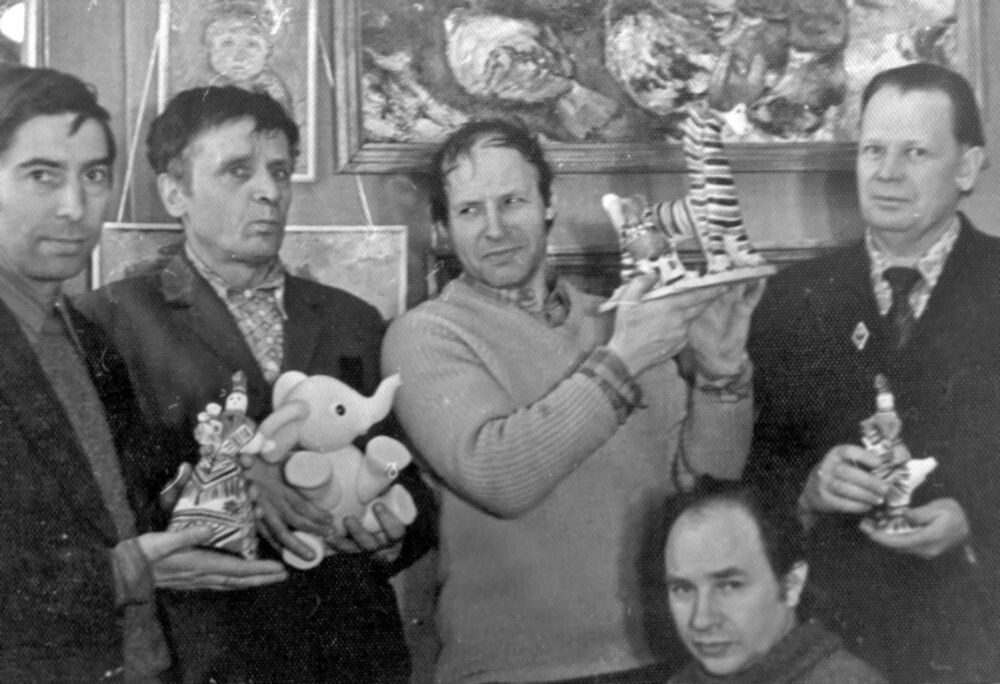 А. Чиков и Л. Демин (третий слева)