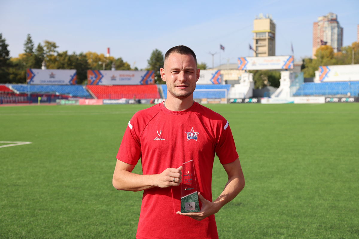 Владислав Брагин со статуэткой за лучший гол июля в LEON Второй лиге А