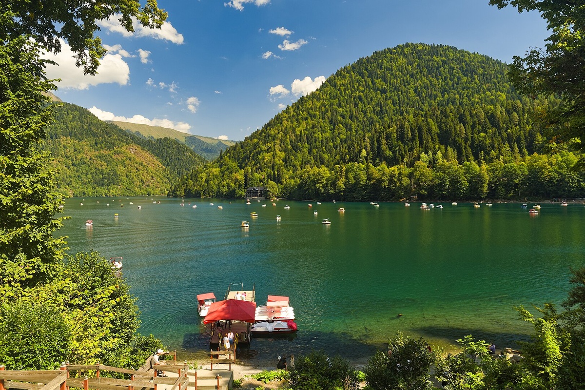 Абхазия. Озеро Рица, фото: wikivoyage.org/Alexxx1979/CC BY-SA 4.0Абхазия. Озеро Рица  📷

